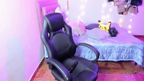 Hello Im Julieta Im 25 years old welcome to my room have fun and be happy. online show from 24, 1, 2025