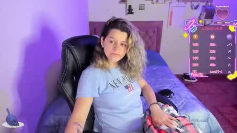 Hello Im Julieta Im 25 years old welcome to my room have fun and be happy. online show from 22, 10, 2025