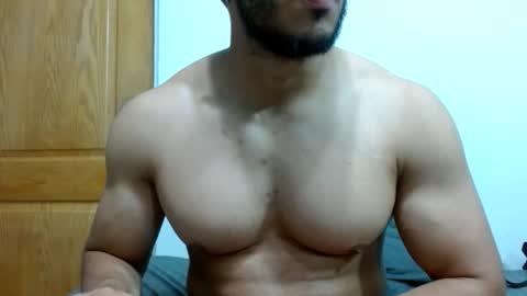 Snapshot of gurushake chatting on 7, 10, 2025 holl latino online show from 7, 10, 2025