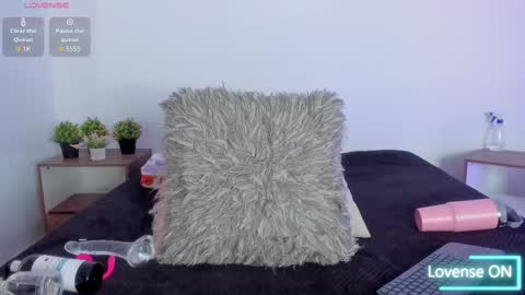 hailey_hadid online show from 22, 9, 2025