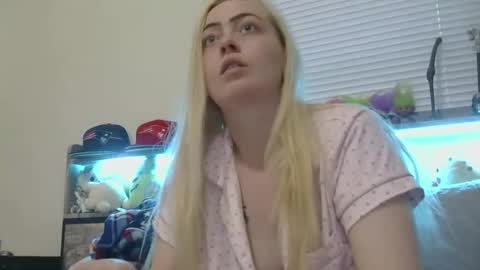 Snapshot of haileyakuma69 chatting on 14, 12, 2025 Hailey and d online show from 14, 12, 2025