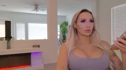 Snapshot of haliaxhill chatting on 15, 10, 2025 Halia Hill online show from 15, 10, 2025