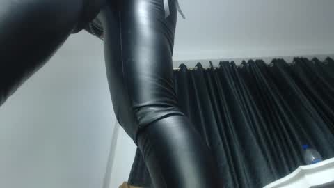 Snapshot of halley_raven chatting on 28, 10, 2025 Halley Raven online show from 28, 10, 2025