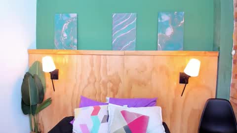 Halley Lorens online show from 7, 2, 2026