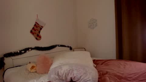 HannahIm a simple girl who likes gifts Lovense is activeThere are legends that in this room all your wish can come true online show from 26, 12, 2024