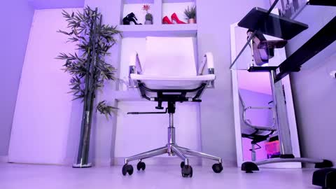 HANNAH HOWELL online show from 23, 1, 2025