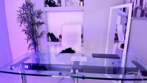 HANNAH HOWELL online show from 11, 2, 2025