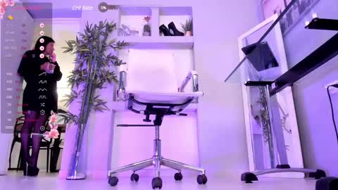 HANNAH HOWELL online show from 25, 2, 2025