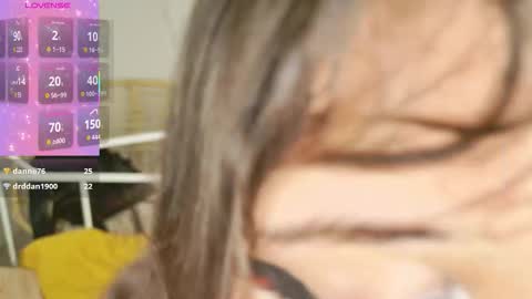 Snapshot of hannah_warren chatting on 17, 12, 2025 Kamila online show from 17, 12, 2025