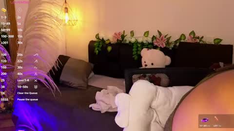 Hannah Williams online show from 4, 10, 2025