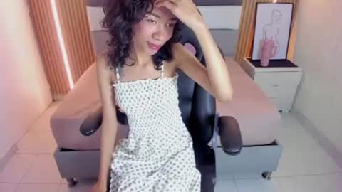Snapshot of helenebird chatting on 24, 6, 2026 online show from 24, 6, 2026