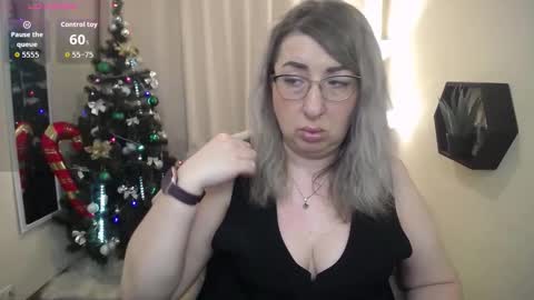 Snapshot of helenenigma chatting on 17, 12, 2025 helenenigma online show from 17, 12, 2025