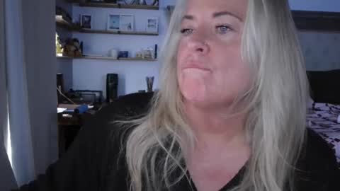 Hunnys Hive online show from 27, 2, 2025