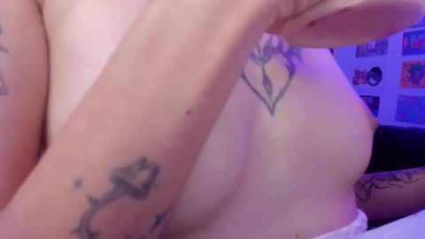 Snapshot of helloskinnygirls chatting on 14, 10, 2025 Raven and Momo online show from 14, 10, 2025