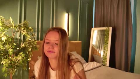 Snapshot of hidden_charm_ chatting on 27, 9, 2025 My name is Angelina but I like when you call me Angel online show from 27, 9, 2025