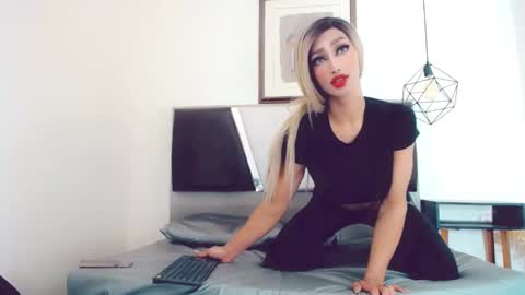 Hilary Avilan online show from 3, 1, 2025