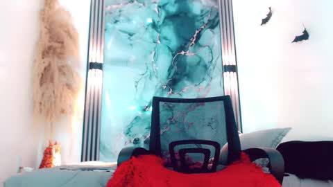 Hilary Avilan online show from 10, 9, 2025