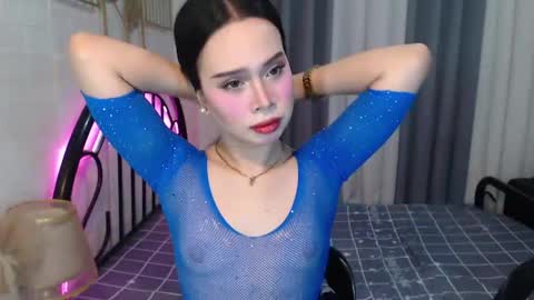 hoelymolly online show from 8, 6, 2026