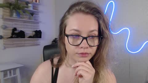 Holly online show from 4, 3, 2025