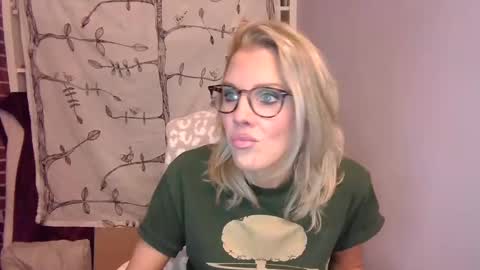 Snapshot of holly_bourbon chatting on 5, 10, 2025 holly_bourbon online show from 5, 10, 2025