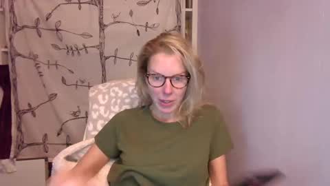 Snapshot of holly_bourbon chatting on 16, 10, 2025 holly_bourbon online show from 16, 10, 2025