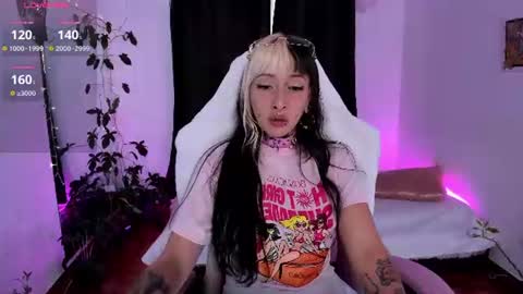 Holly Hudson     online show from 18, 6, 2026