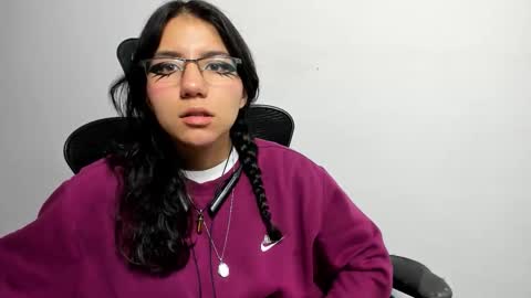 Snapshot of hollypeach_ chatting on 17, 11, 2025 hollypeach_ online show from 17, 11, 2025