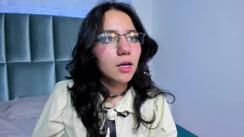 Snapshot of hollypeach_ chatting on 19, 11, 2025 hollypeach_ online show from 19, 11, 2025