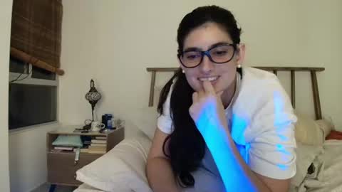 hollyshit_ online show from 4, 7, 2026