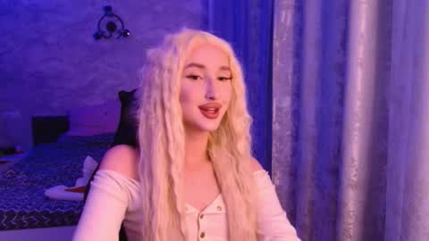 honey_sunset online show from 4, 12, 2025