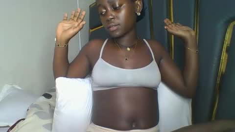 Snapshot of hornybella84 chatting on 13, 11, 2025 Bella online show from 13, 11, 2025