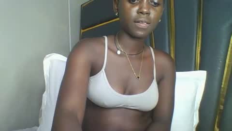 Snapshot of hornybella84 chatting on 14, 11, 2025 Bella online show from 14, 11, 2025