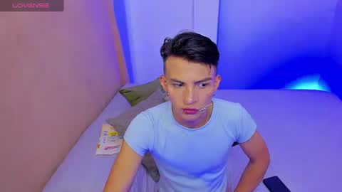 Snapshot of hot_latin_temptation chatting on 9, 4, 2026 Alejandro online show from 9, 4, 2026