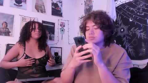 Snapshot of hothoneychile chatting on 17, 9, 2025 Sam and Nico online show from 17, 9, 2025