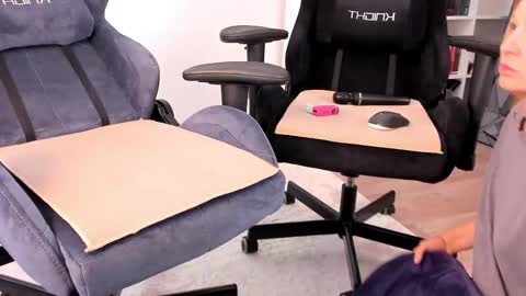 Nessie and Jessie online show from 25, 10, 2025