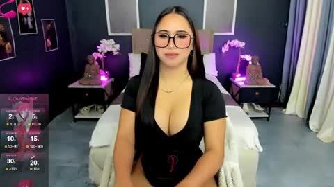 Snapshot of hunterxhuntress chatting on 3, 8, 2026 HELLO HANNAH IS BACK online show from 3, 8, 2026