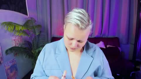 Snapshot of hwasamoore chatting on 15, 4, 2026 Hwasa online show from 15, 4, 2026