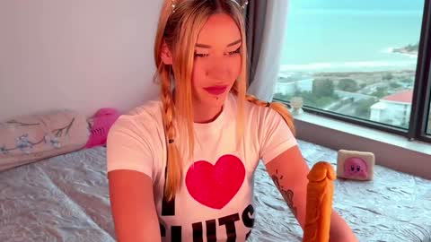 Snapshot of hypnotic_kitty chatting on 16, 1, 2025 Your submissive lady 3 online show from 16, 1, 2025