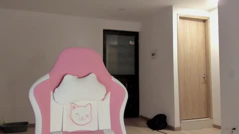 Snapshot of iam_nikki chatting on 5, 3, 2025 On instagram Imm NikkiHelp me reach 100 likes online show from 5, 3, 2025