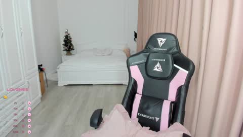 Cassie  STREAMS HERE EVERYDAY online show from 24, 12, 2024