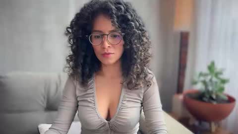 Snapshot of illaroom chatting on 1, 10, 2025 Kloe online show from 1, 10, 2025