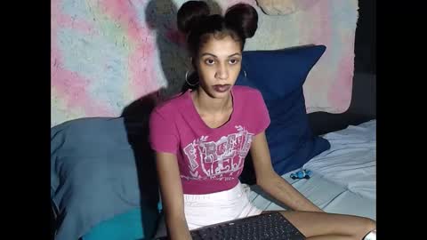 Snapshot of indianqueen5 chatting on 28, 11, 2025 indianqueen5 online show from 28, 11, 2025