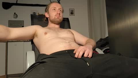 Snapshot of ipipo42o chatting on 4, 11, 2025 DrownMentally online show from 4, 11, 2025