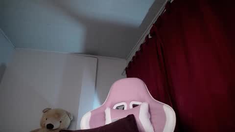 Snapshot of isa_emeralds chatting on 8, 10, 2025 Isabella online show from 8, 10, 2025