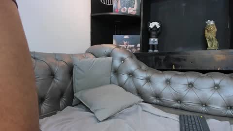 Snapshot of isaac_collins_ chatting on 14, 11, 2025 Isaac online show from 14, 11, 2025