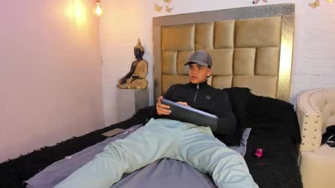 Snapshot of isaac_collins_ chatting on 17, 11, 2025 Isaac online show from 17, 11, 2025