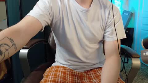 Snapshot of isaac_sheffield chatting on 2, 10, 2025 isaac online show from 2, 10, 2025