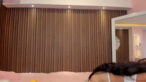 Isabella Cooper online show from 19, 12, 2024