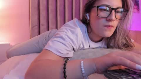 Isabella Rros online show from 11, 3, 2025