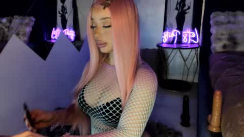 Snapshot of isably chatting on 4, 12, 2025 Isa online show from 4, 12, 2025